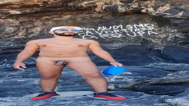 Nudismo na Praia Brava, em Cabo Frio.