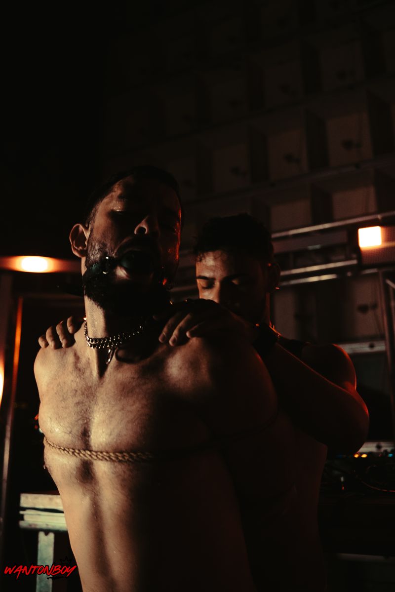 Bondage show na Horny