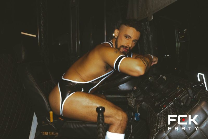 Ensaio fotográfico fckparty  no bus.