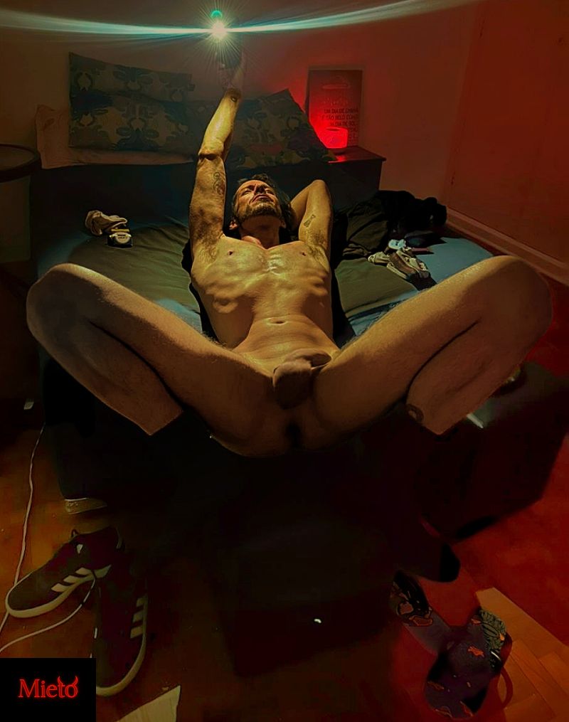 Um corpo exausto pelo sexo em demasia.