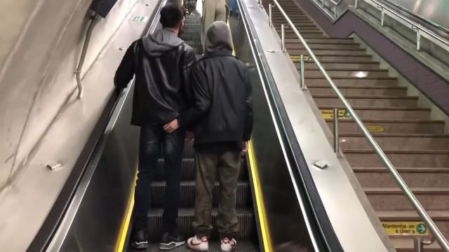 Tirando leite do novinho 