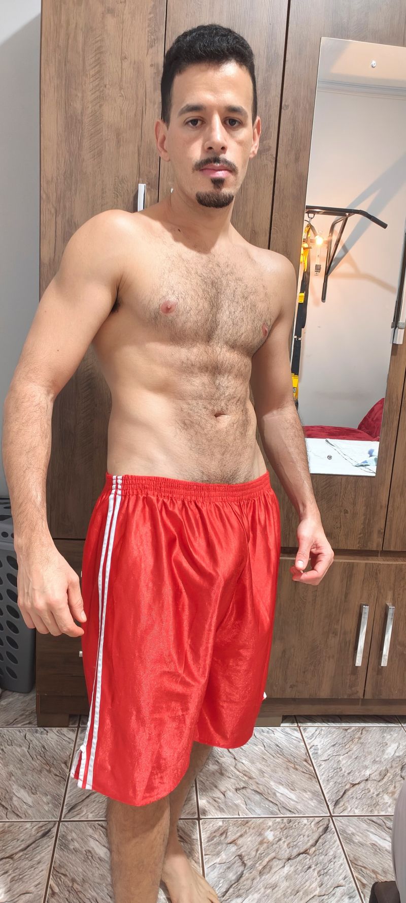 Provocação com calção vermelho