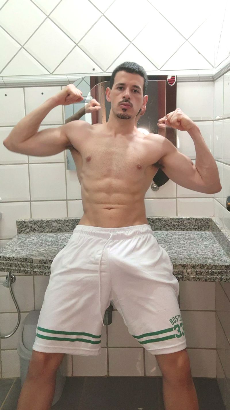 De pau duro no calção de futebol