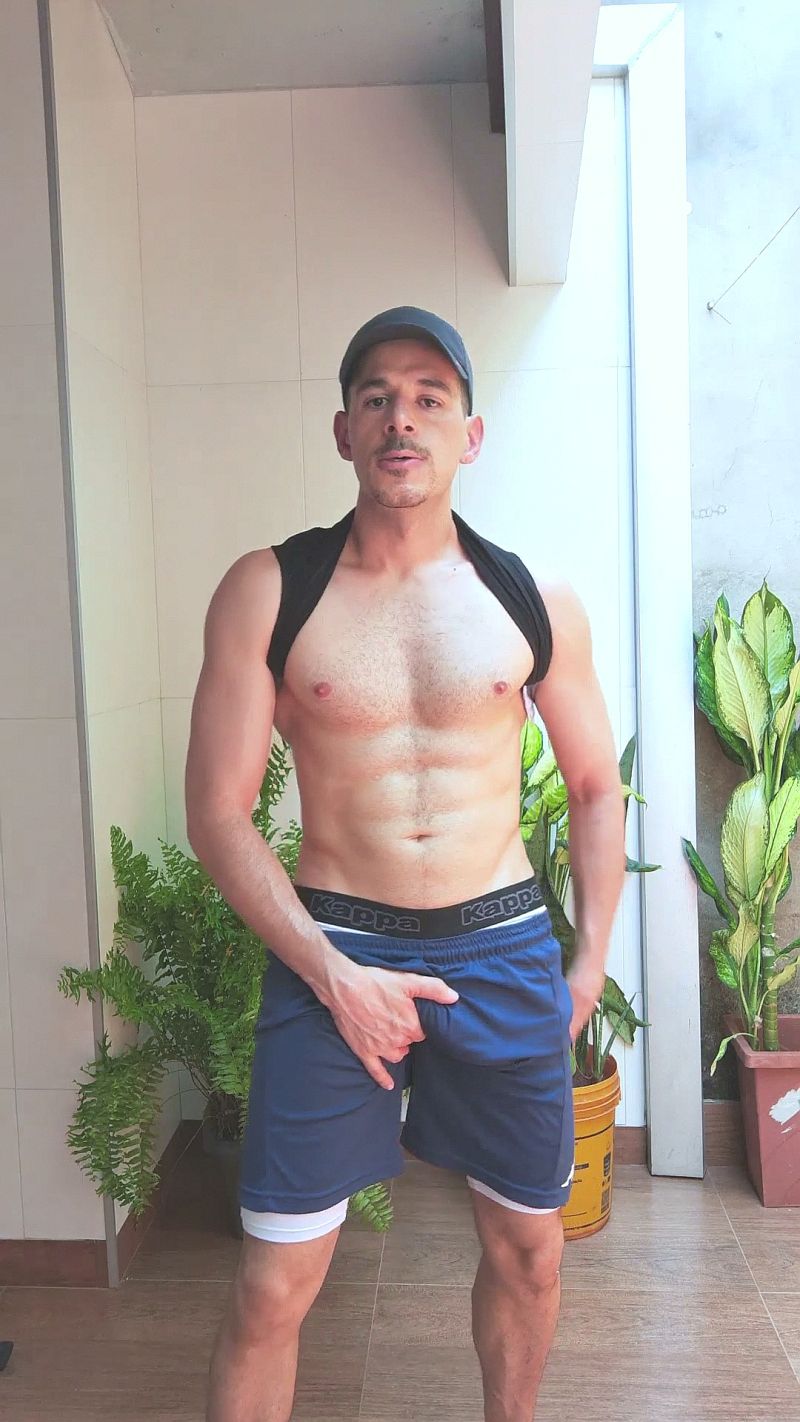 Me exibindo no quintal de casa