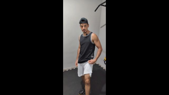 Gosta de mamar um macho no banheiro do bar? 