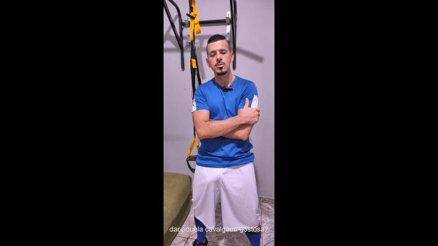 Jogador de calção branco e meião azul