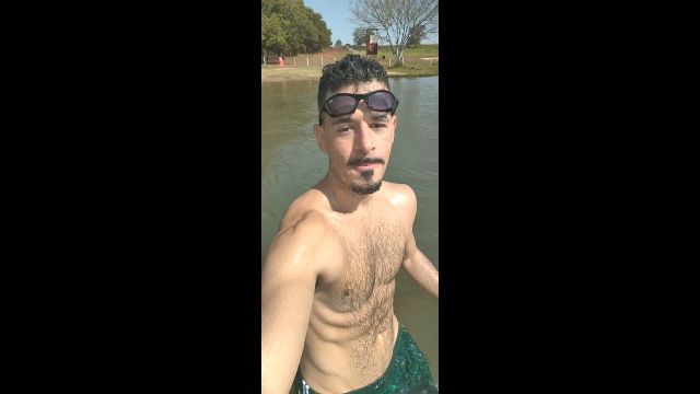 Exibicionismo no ribeirão com calção do Palmeiras