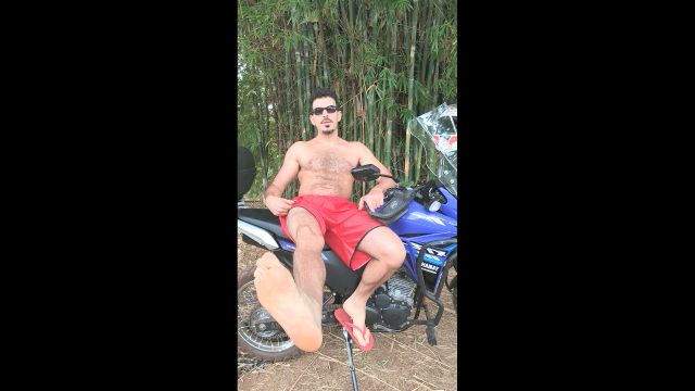 Marrento exibindo o pezão em cima da moto