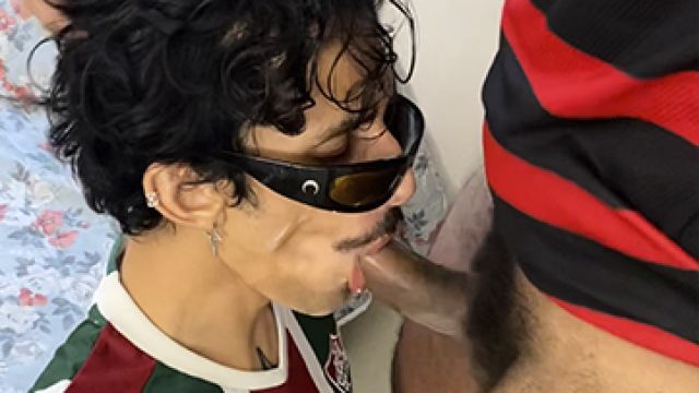 Engasgou até vomitar no meu pau