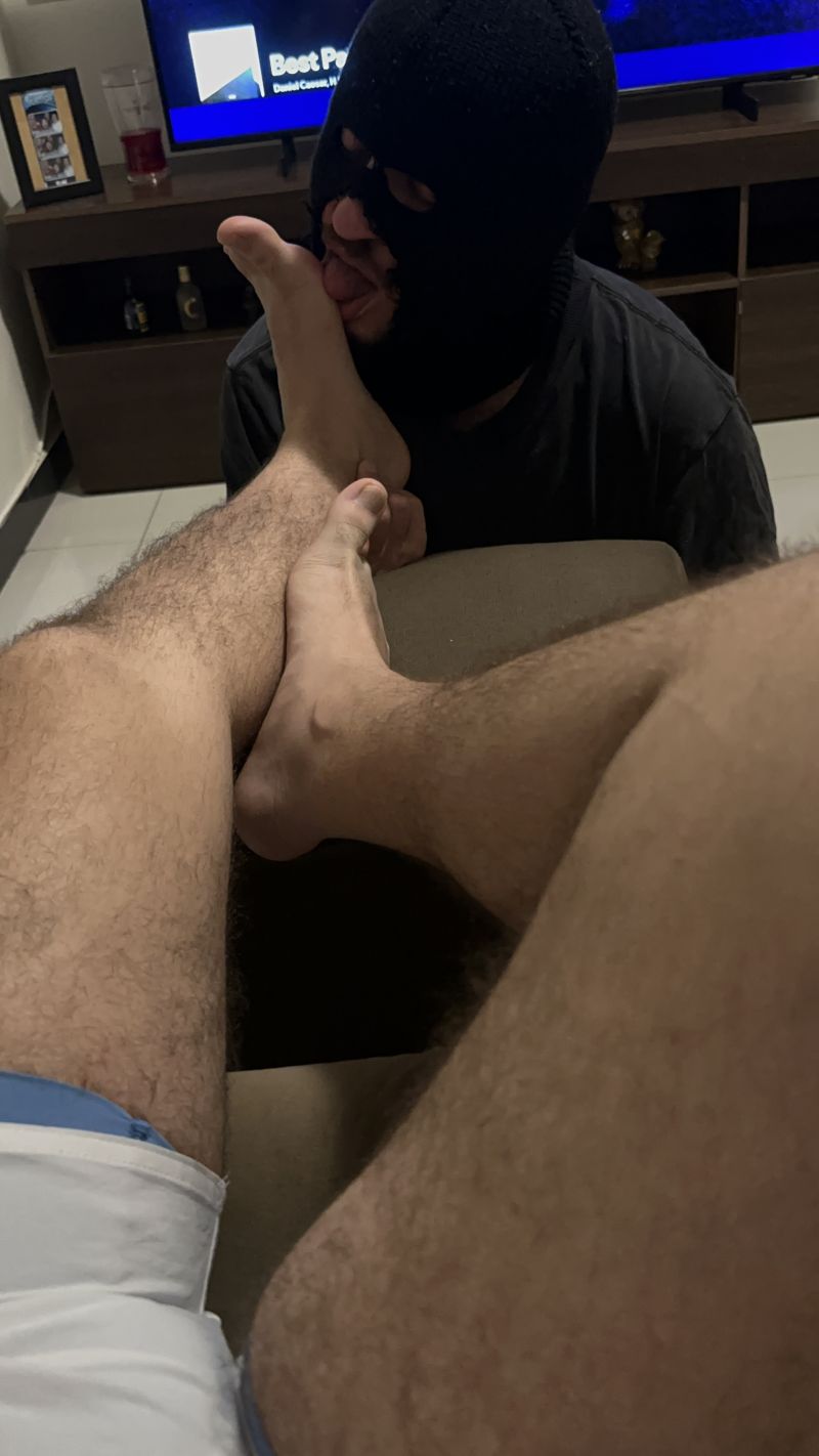 Viado apaixonado no meu pé!