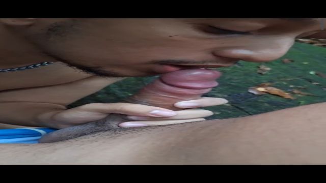 Mamando na cachoeira 