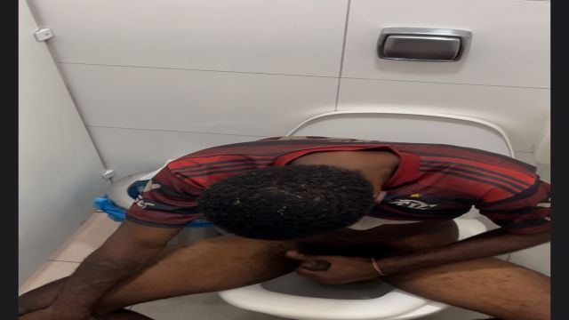 Batendo punheta no shopping
