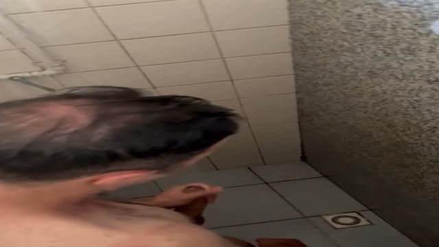 Punheteiro no banho