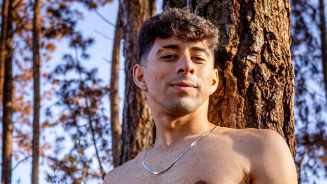 Bateu um tesão no mato