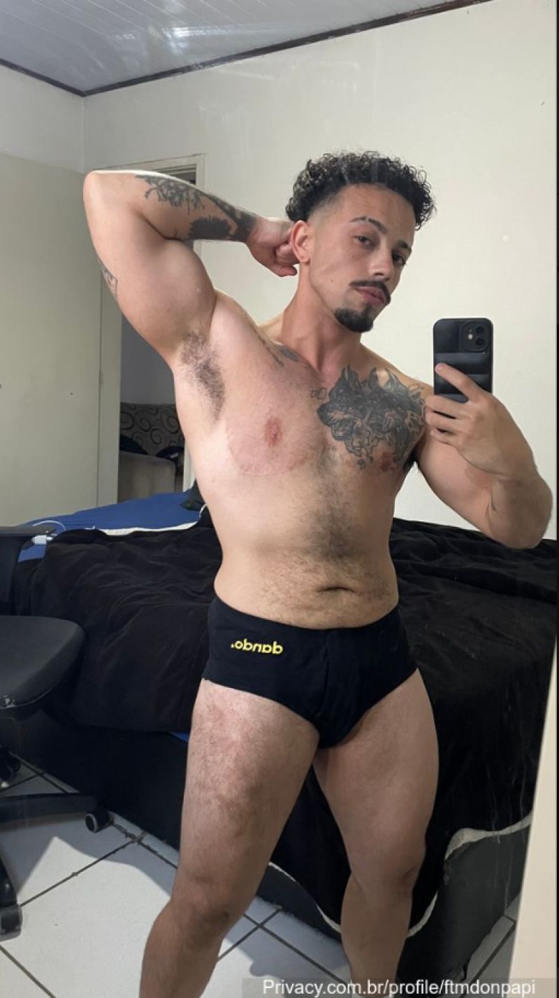 Gosta de um bração e uma axila pra lamber? Comenta aqui que você vai ganhar um presente no chat / do you like big arms and pits to lick? coment here and win a gift on your dms