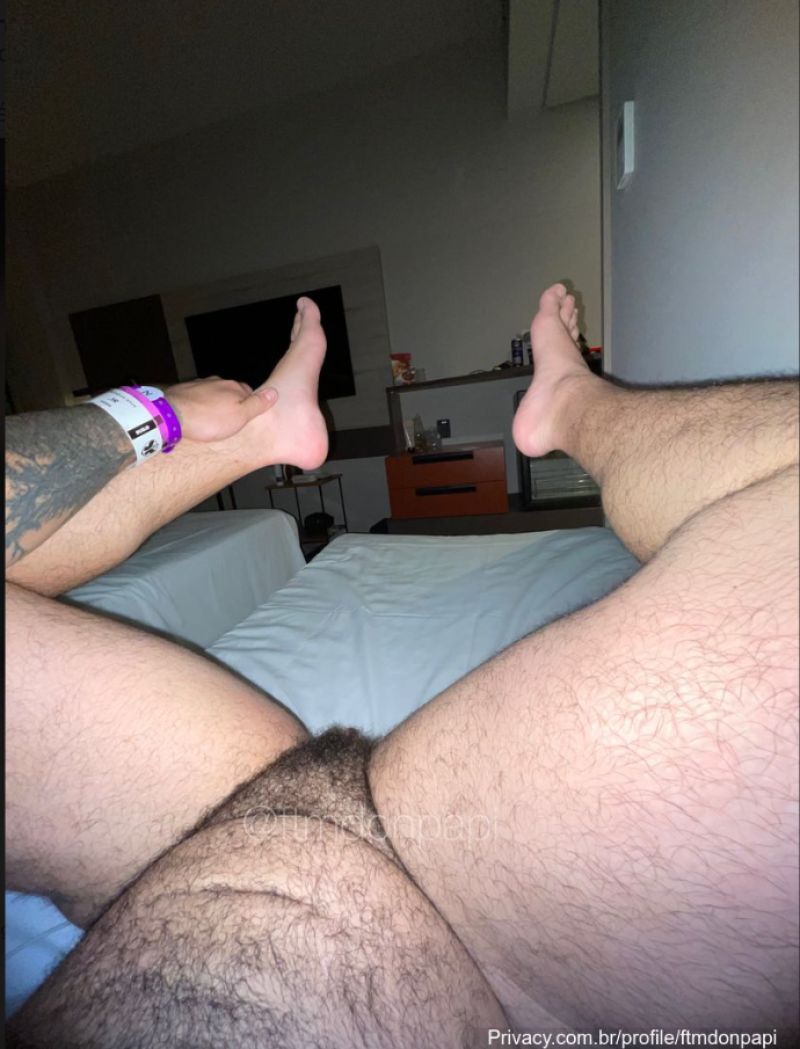 chuparia meu pé enquanto me fode? / would you suck on my feet while you fuck me?