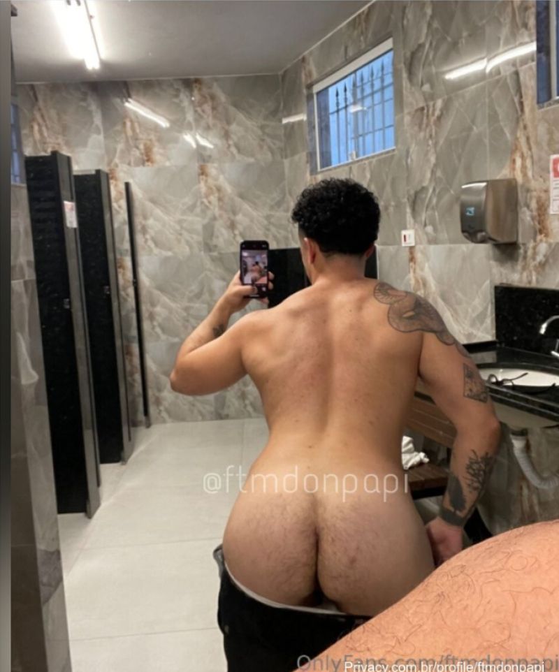 Me gravei pelado no chuveiro da academia e quase fui pego. Quer ver? / recorded myself in the gym`s shower and almost got caught. wanna see?