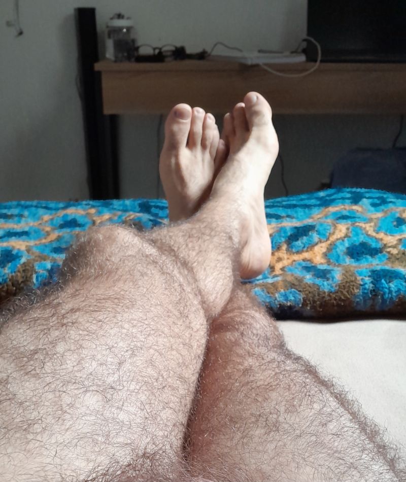 pés e pernas peludas