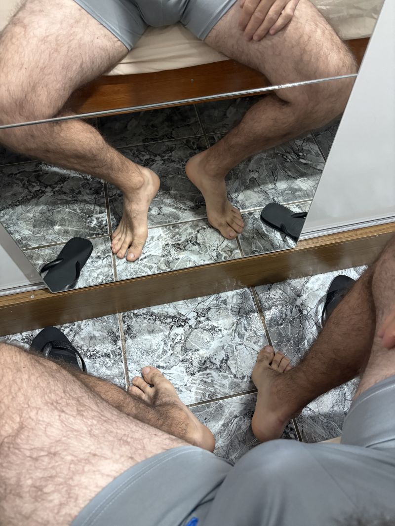 É assim que saio para pedalar. Adoro quando os caras manjam minha rola pedalando