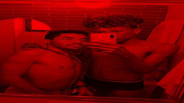 Dois novinhos tomando banho 