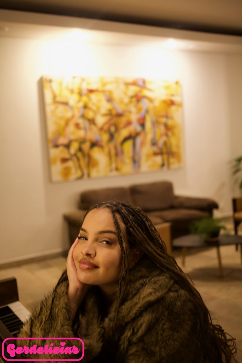 Mulher curvilínea se exibindo
