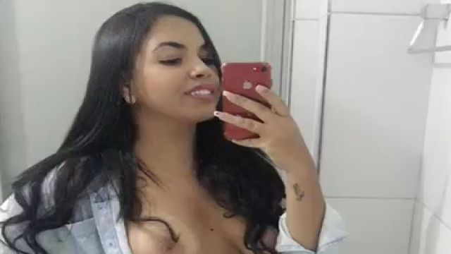 Lorena Porto mostrando seus p3itos naturais