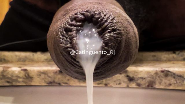 Gozando e mijando na pia novamente 