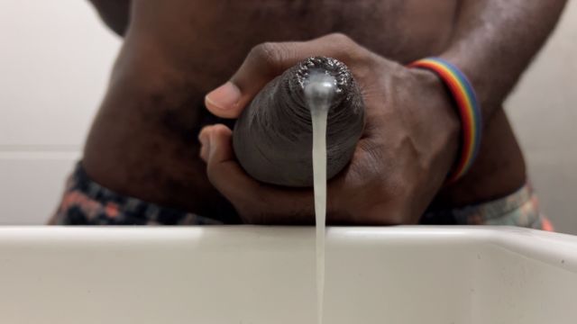 Mijando e gozando na pia 