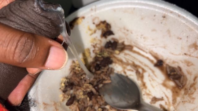 Gozando e mijando na sobra do jantar 