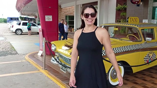 Gostosa se masturbando e exibindo em público no post...