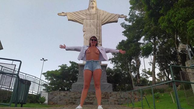 Raquel dando a buceta ao lado do Cristo 