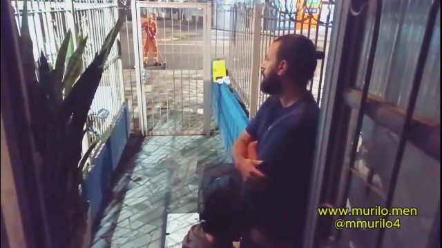 PRÉVIA GRÁTIS ... OS GARIS VENDO TUDO NA PORTARIA