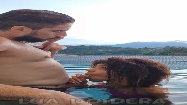 Lua e Jr transando na piscina privativa com parede d...