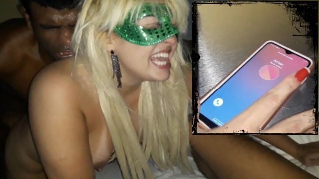 A safada Loira Scarlett Traindo Marido no hotel com ...