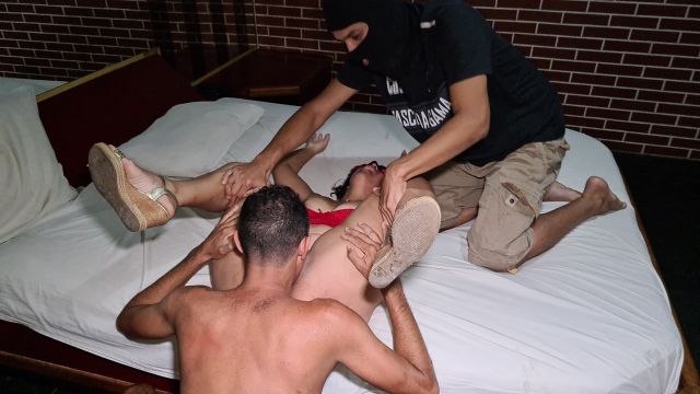 Marido corno levou a esposa puta pra fuder e pediu p...