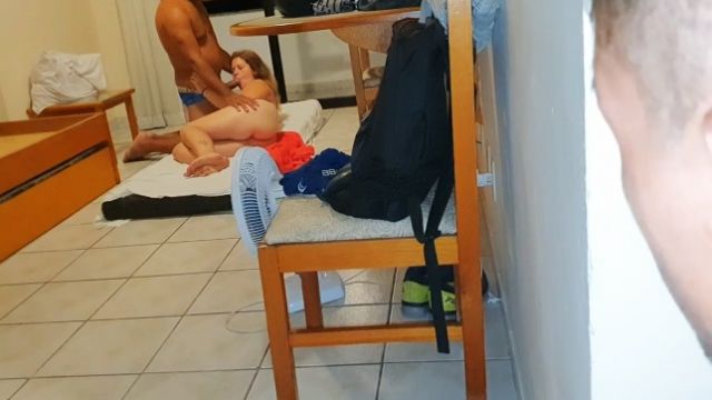 Sobrinho flagrou tio fodendo na sala e rolou uma put...